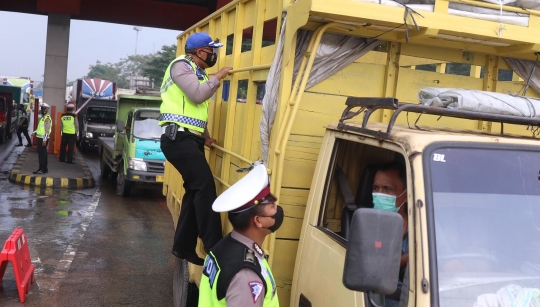 Nekat Mudik, Pengendara di Tol Cikupa Dipaksa Putar Balik