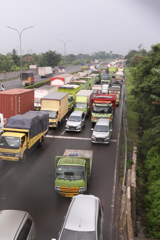 Kemacetan Panjang di Tol Cikupa Akibat Penyekatan Mudik