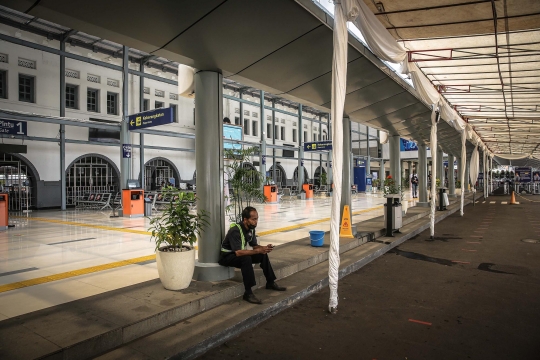 Sepinya Stasiun Pasar Senen di Tengah Larangan Mudik