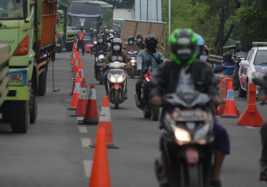 Pemotor Terjaring Penyekatan Arus Mudik di Karawang