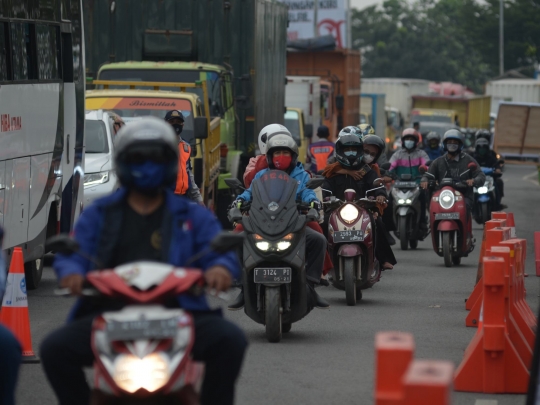 Pemotor Terjaring Penyekatan Arus Mudik di Karawang