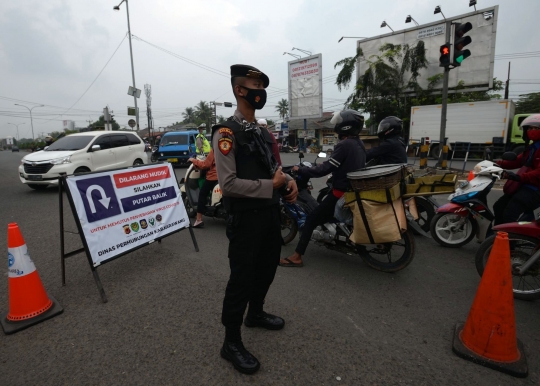 Pemotor Terjaring Penyekatan Arus Mudik di Karawang