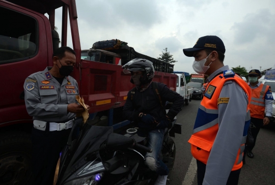 Pemotor Terjaring Penyekatan Arus Mudik di Karawang