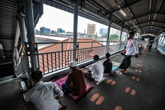 Khusyuk Salat Jumat di Stasiun Kampung Bandan