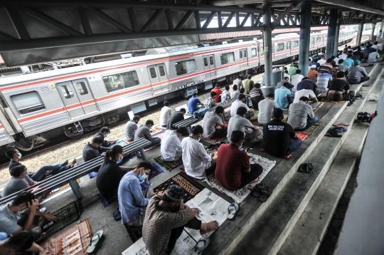 Khusyuk Salat Jumat di Stasiun Kampung Bandan