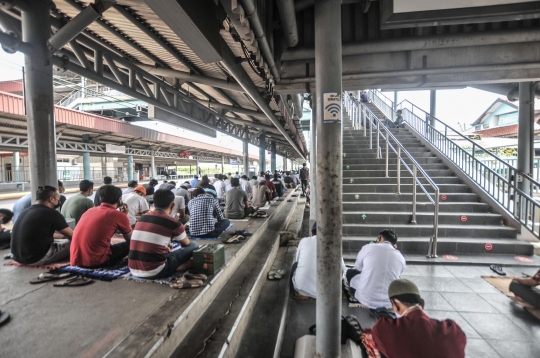 Khusyuk Salat Jumat di Stasiun Kampung Bandan