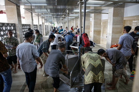 Suasana Salat Jumat Terakhir Ramadan di Masjid Istiqlal