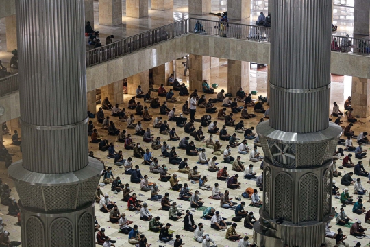 Suasana Salat Jumat Terakhir Ramadan di Masjid Istiqlal