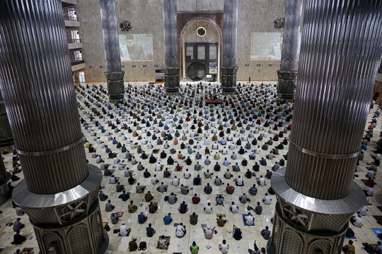 Suasana Salat Jumat Terakhir Ramadan di Masjid Istiqlal