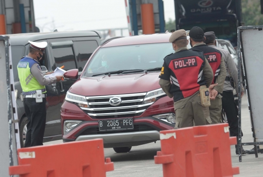 Melihat Penyekatan Pemudik di Tol Palimanan