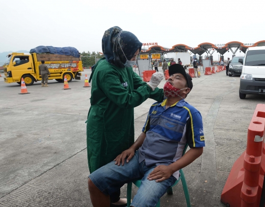 Melihat Penyekatan Pemudik di Tol Palimanan