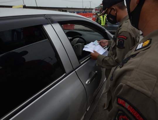 Melihat Penyekatan Pemudik di Tol Palimanan