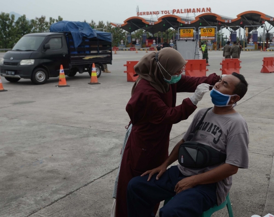 Melihat Penyekatan Pemudik di Tol Palimanan