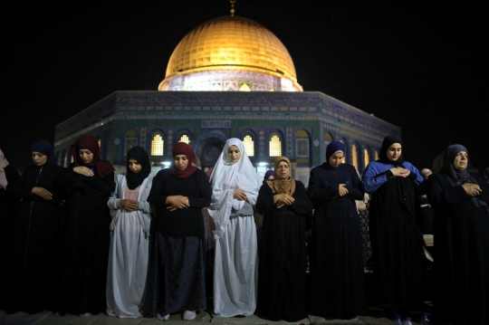 Kekhusyukan Doa Muslim Palestina Saat Berburu Malam Lailatul Qadar