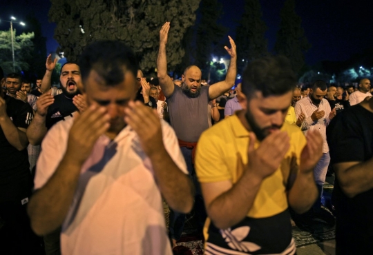 Kekhusyukan Doa Muslim Palestina Saat Berburu Malam Lailatul Qadar