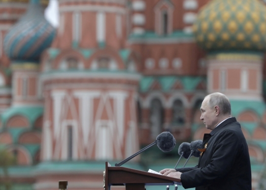 Presiden Putin Peringati Hari Kemenangan Perang Dunia II Tanpa Masker