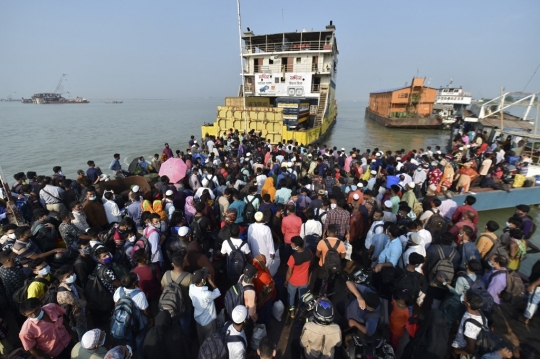 Pemudik Bangladesh Padati Kapal Feri