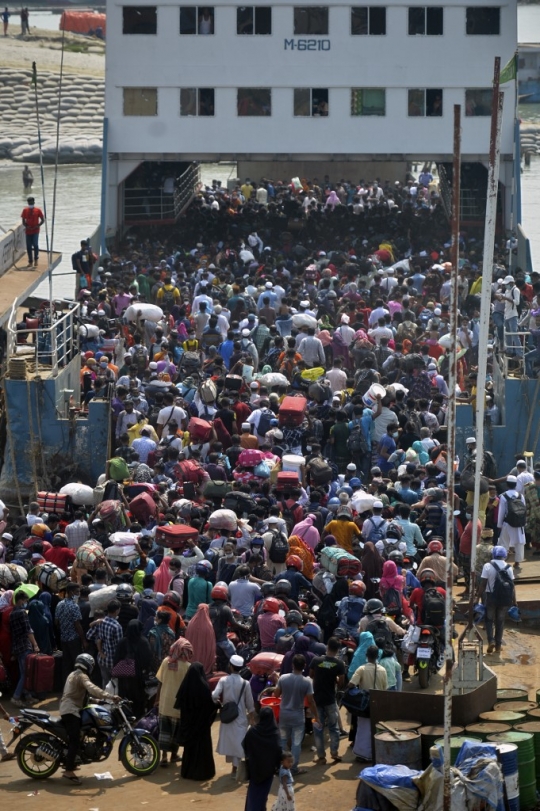 Pemudik Bangladesh Padati Kapal Feri