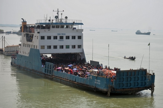 Pemudik Bangladesh Padati Kapal Feri