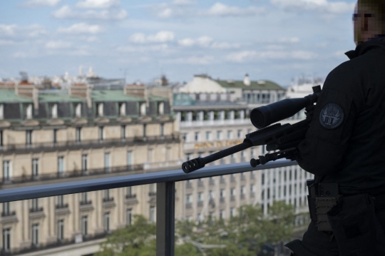 Aksi Sniper Awasi Peringatan 76 Tahun Hari Kemenangan di Prancis