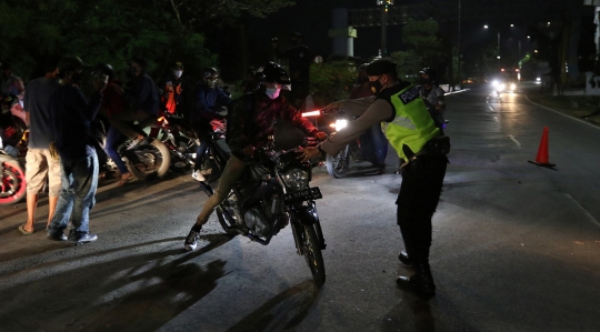 Pemudik Motor Dipaksa Putar Balik di Posko Penyekatan Kedungwaringin