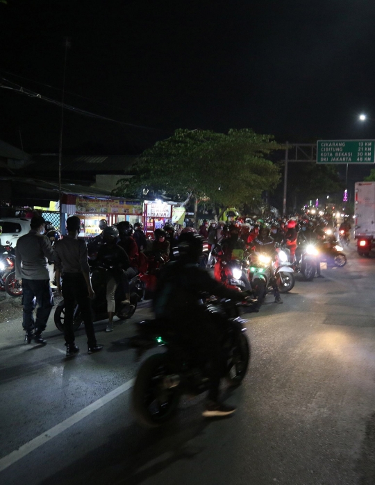 Pemudik Motor Dipaksa Putar Balik di Posko Penyekatan Kedungwaringin