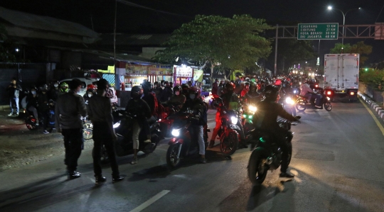 Pemudik Motor Dipaksa Putar Balik di Posko Penyekatan Kedungwaringin