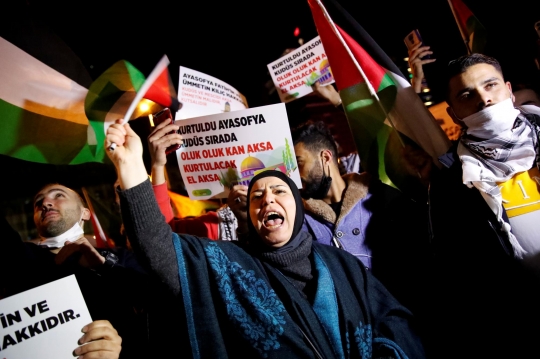 Demonstran Turki Pro-Palestina Kutuk Aksi Keji Israel di Masjid Al Aqsa