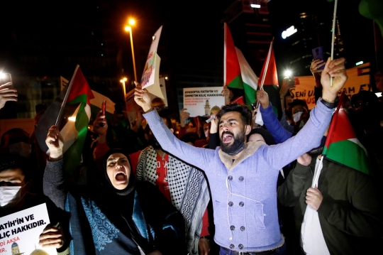 Demonstran Turki Pro-Palestina Kutuk Aksi Keji Israel di Masjid Al Aqsa