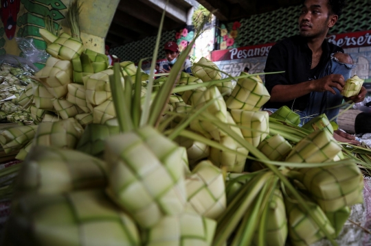 Jelang Idul Fitri, Pedagang Ketupat Mulai Bermunculan