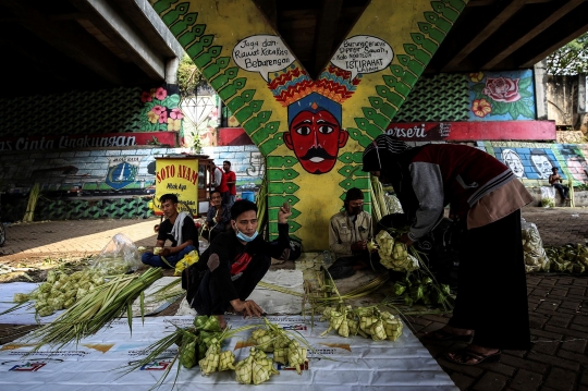 Jelang Idul Fitri, Pedagang Ketupat Mulai Bermunculan