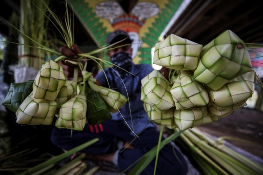 Jelang Idul Fitri, Pedagang Ketupat Mulai Bermunculan