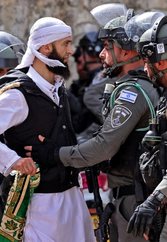 Warga Palestina dengan Pasukan Israel Kembali Bentrok di Yerusalem