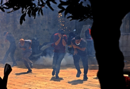 Warga Palestina dengan Pasukan Israel Kembali Bentrok di Yerusalem