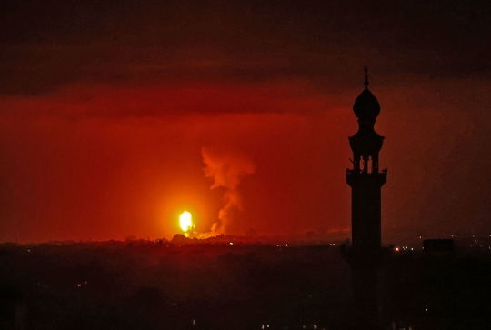 Penampakan Serangan Udara Israel Hantam Jalur Gaza, 20 Tewas