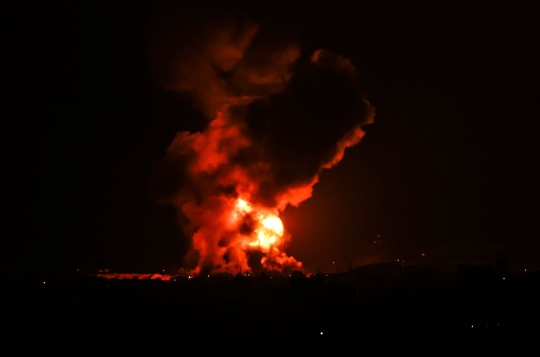 Penampakan Serangan Udara Israel Hantam Jalur Gaza, 20 Tewas