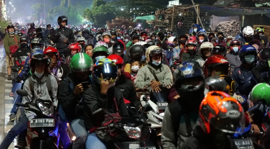 Tolak Putar Balik, Pemudik Motor Matikan Kendaraan di Kedungwaringin