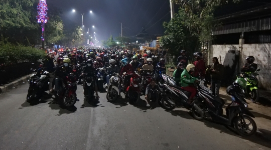 Tolak Putar Balik, Pemudik Motor Matikan Kendaraan di Kedungwaringin