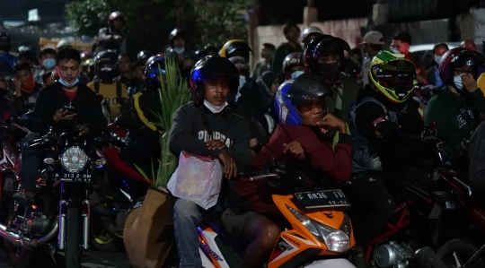 Tolak Putar Balik, Pemudik Motor Matikan Kendaraan di Kedungwaringin