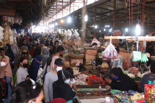H-2 Idul Fitri, Pasar Kebayoran Lama Dipadati Pengunjung