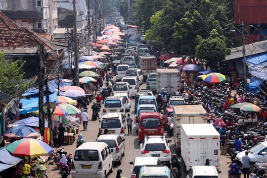 Kemacetan Panjang di Pasar Kebayoran Lama