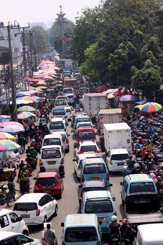 Kemacetan Panjang di Pasar Kebayoran Lama