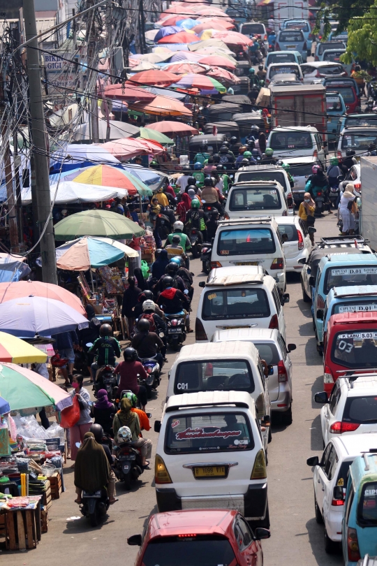 Kemacetan Panjang di Pasar Kebayoran Lama