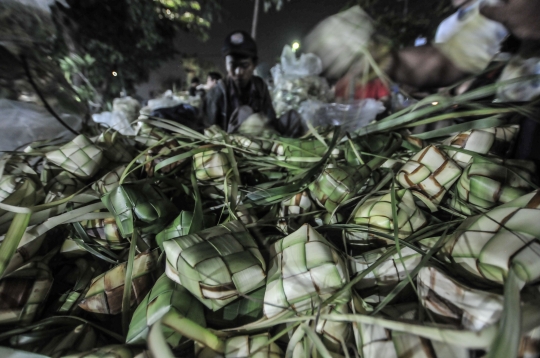 Layu Penjualan Ketupat Akibat Corona