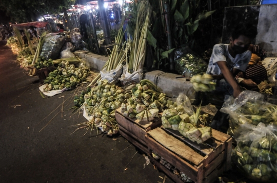 Layu Penjualan Ketupat Akibat Corona