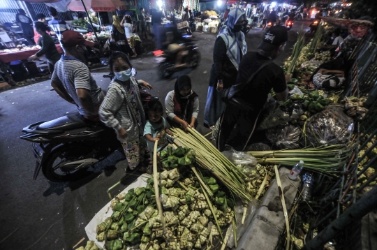 Layu Penjualan Ketupat Akibat Corona