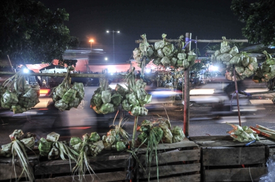 Layu Penjualan Ketupat Akibat Corona