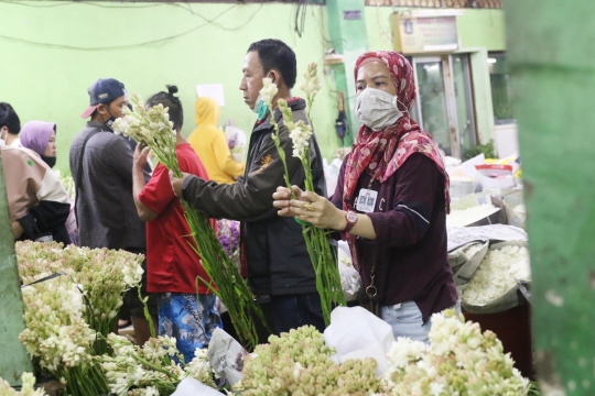 Berburu bunga cantik jelang Idul Fitri