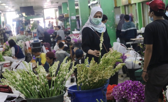 Berburu bunga cantik jelang Idul Fitri