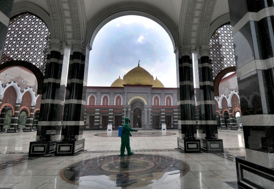 Penyemprotan Disinfektan di Masjid Kubah Emas Jelang Salat Id